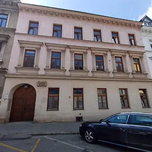 Pia's Gardenview Viena
