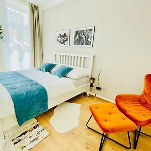 Apartment Colorful & Quiet In Beautiful Viennese Building, Vienna