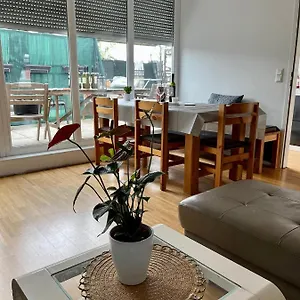 Dachgeschosswohnung Mit Kostenlosem Parkplatz Und Internet! Apartament