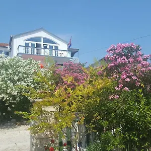 Oleander In Apartmán Pakoštane